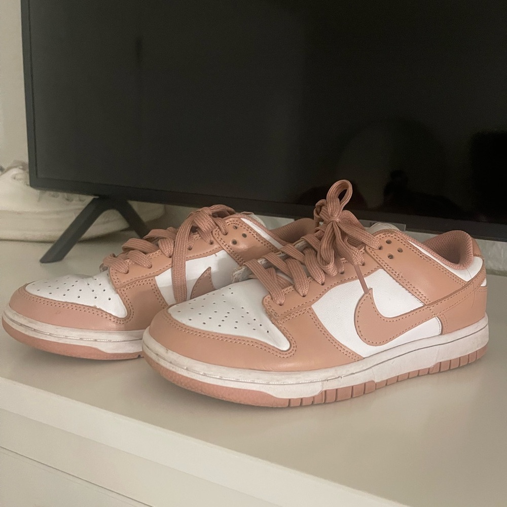 PINK NIKE DUNKS